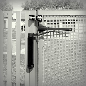 Vartų uždarymo mechanizmai ir skląsčiai