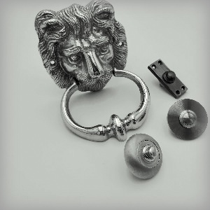 Durų skambučiai, belstukai