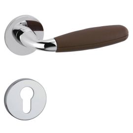 Durvju rokturis CLUB M181B PZ, misiņš pulēti hromēts + Frau® āda pekanriekstu brūnā krāsā SC59. OLIVARI