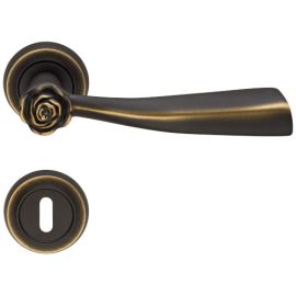 Vēsturisks rokturis ar rozes dekoru un apaļām BB rozetēm ROSE 996, misiņš matēts bronzas tonī (BM), ražotājs LINEA CALI