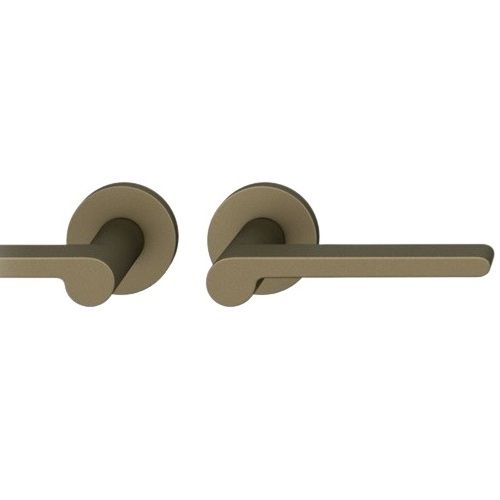 Rankenos rinkinys ant apvalių rozečių BAC, durų storis 39-58 mm, vidutinio tamsumo bronzos tonas, smėliuotas S5